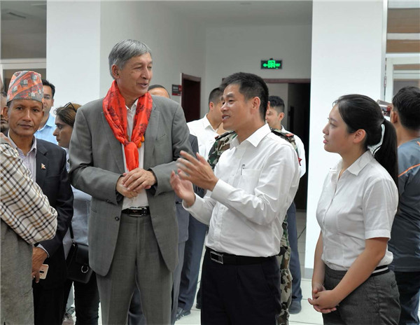 尼泊尔副总理兼财政部长于巴·拉吉·卡蒂瓦达（左二）来尼泊尔红狮希望视察